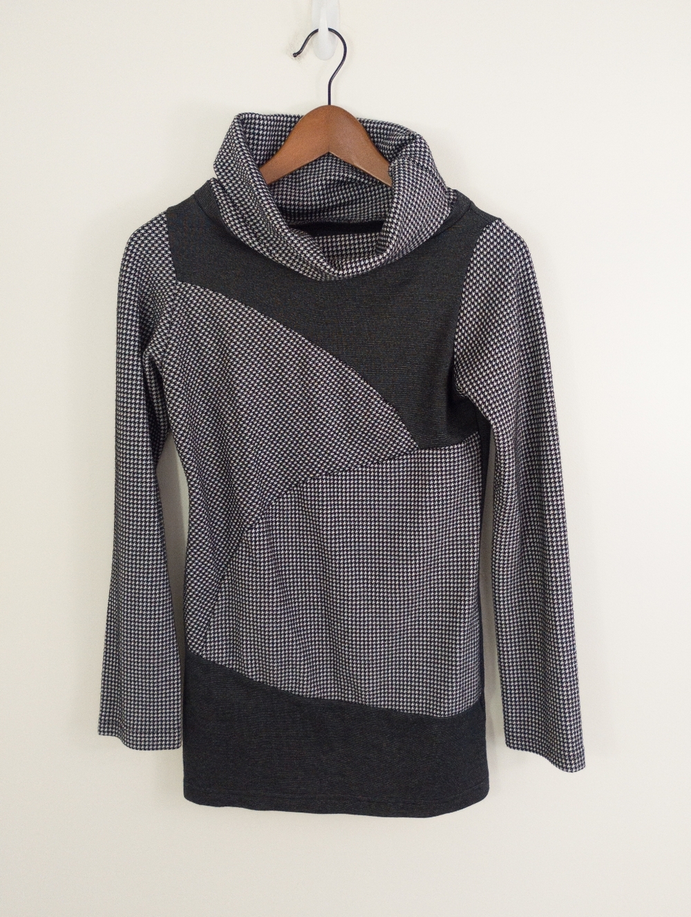 Ruelle Patterned Cowl Neck Tunic Top in Black & White Size Medium